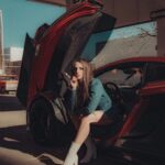 Fiatal nő luxusautóban – Elite2You modell életstílus